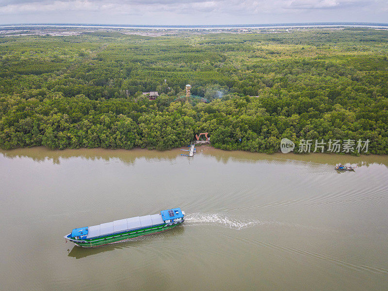 在越南Can Gio的Vam Sat的红树林鸟瞰图。美丽的大自然与唐邦森林瞭望塔。